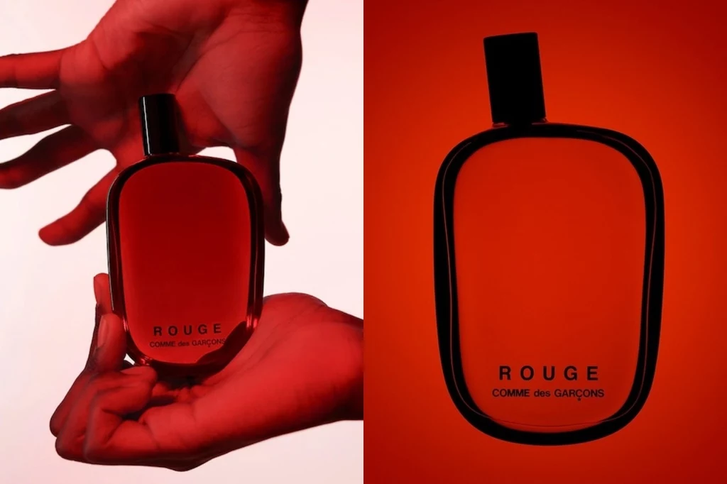 Czerwony flakon perfum Comme des Garçons Rouge trzymany w dłoniach na tle o ciepłym świetle oraz zbliżenie tego samego flakonu na czerwonym tle.