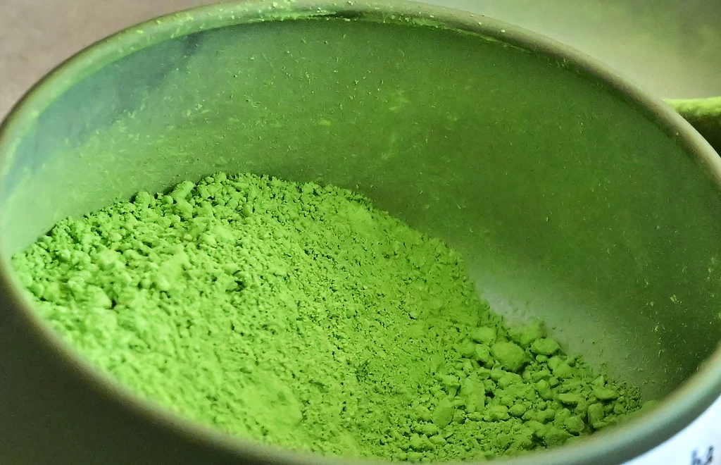 Matcha to intensywnie zielony, skoncentrowany proszek z liści krzewu herbacianego Camellia sinensis Matcha to intensywnie zielony, skoncentrowany proszek z liści krzewu herbacianego Camellia sinensis