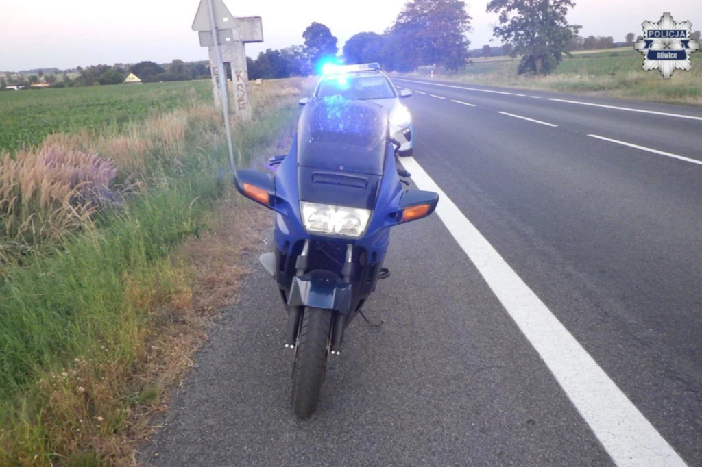 Ponad 2 promile alkoholu w organizmie i 400 km do przejechania. Policjanci zatrzymali pijanego motocyklistę. Ponad 2 promile alkoholu w organizmie i 400 km do przejechania. Policjanci zatrzymali pijanego motocyklistę.