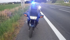 Jechał motocyklem po Polsce pijąc wino. Wydmuchał 2 promile