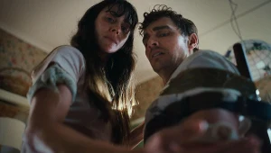 Fizycznie się ze sobą... zrastają. Dosłownie. Zaczyna się od kończyn