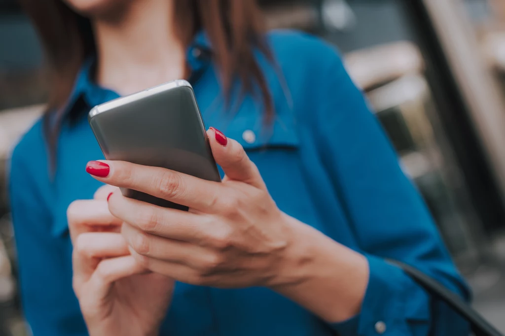 Najbrudniejszy gadżet codziennego użytku. Twój smartfon to raj dla bakterii – sprawdź, jak się przed nimi chronić