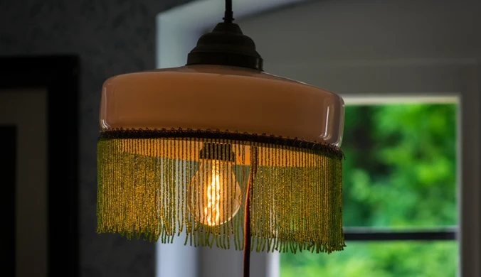 Lampa z frędzlami właśnie zalicza swój wielki powrót