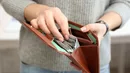 Poukładane nominałami banknoty w portfelu mają ukryte znaczenie