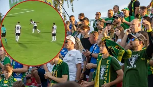 Podszedł do rzutu wolnego i stało się to. Komentator aż się uniósł