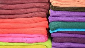 Ten kolor wszyscy będą nosić jesienią. Kup taki sweter albo płaszcz