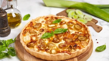 Tarta na kruchym cieście z kremowym nadzieniem i porami 