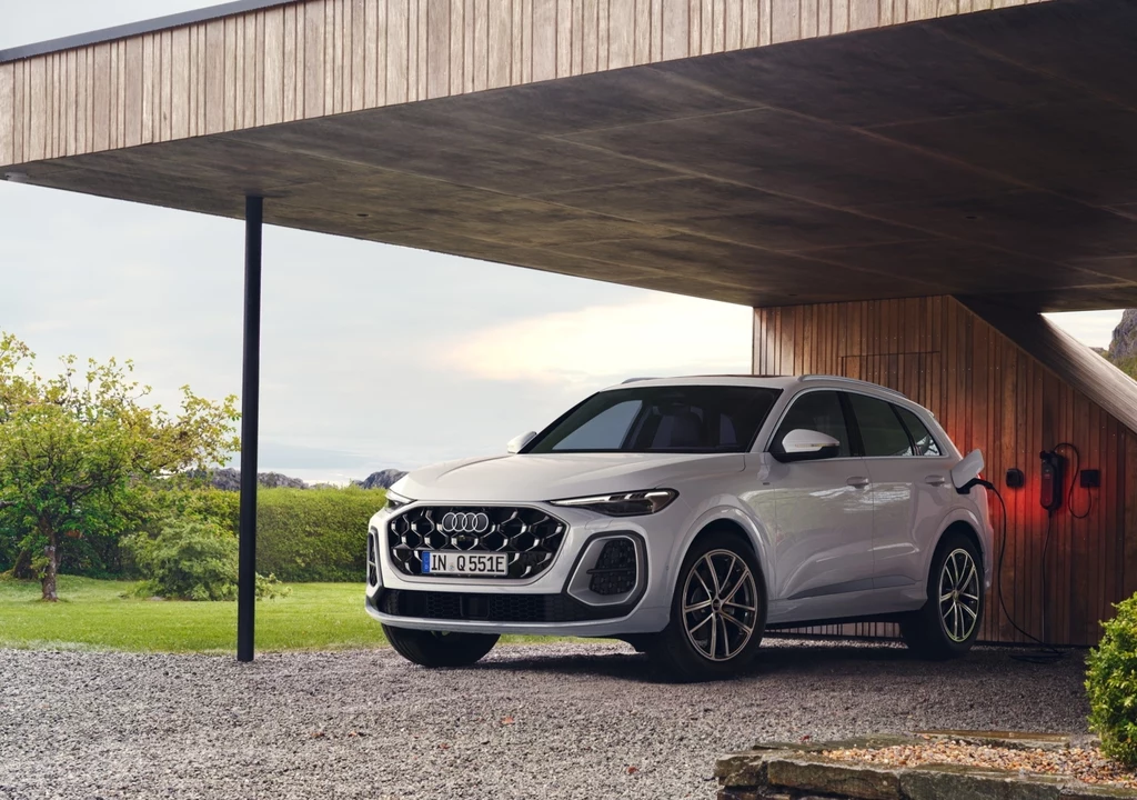 Zasięg elektryczny Q5 e-hybrid dochodzi do 100 km Zasięg elektryczny Q5 e-hybrid dochodzi do 100 km