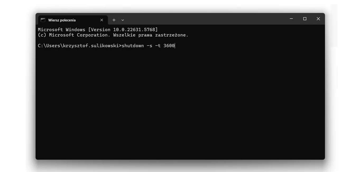 Czarny ekran wiersza poleceń systemu Windows z poleceniem shutdown wywołanym przez użytkownika, ustawiającym wyłączenie komputera po określonym czasie.