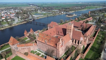 Zamek w Malborku z lotu ptaka. Jego powierzchnia robi wrażenie