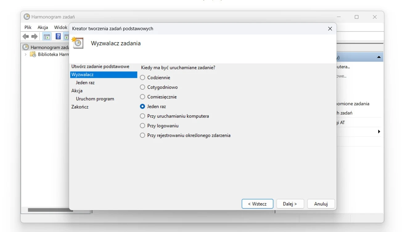 Okno kreatora tworzenia zadań w harmonogramie zadań systemu Windows z zaznaczoną opcją uruchomienia zadania tylko jeden raz, w tle widoczna główna aplikacja harmonogramu.