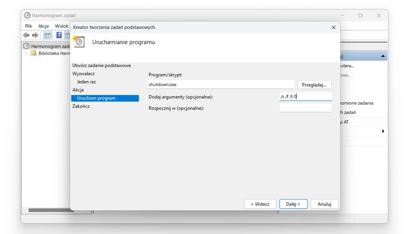 Okno kreatora harmonogramu zadań w systemie Windows, w którym użytkownik konfiguruje uruchamianie programu shutdown.exe wraz z argumentami, wyświetlane są szczegóły zadania oraz przyciski nawigacyjne.