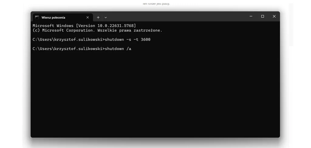 Poleceniem "shutdown /a" zakończysz zaplanowane wyłączenie komputera po czasie Okno wiersza polecenia systemu Windows z wpisanymi poleceniami wyłączenia komputera oraz zamknięcia systemu po określonym czasie.