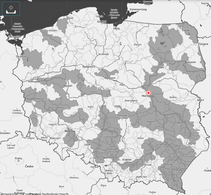 Mapa Polski z zaznaczonymi obszarami w różnych odcieniach szarości oraz wyraźnie oznaczonym punktem Warszawy, granice państw, województwa i główne miasta dobrze widoczne.