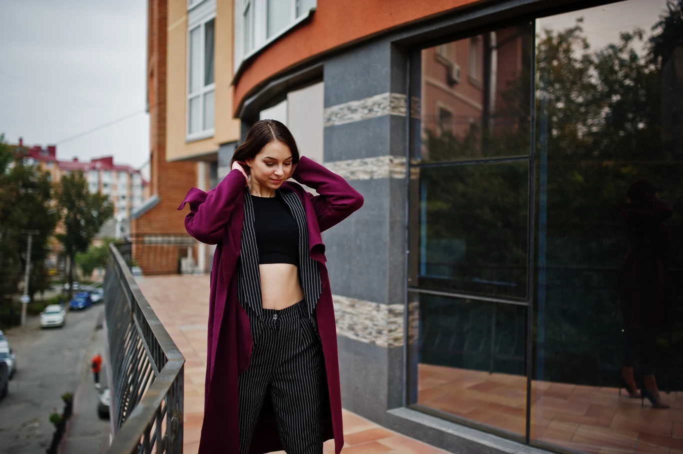 Śliwkowe płaszcze wspaniale komponują się m.in. z czernią