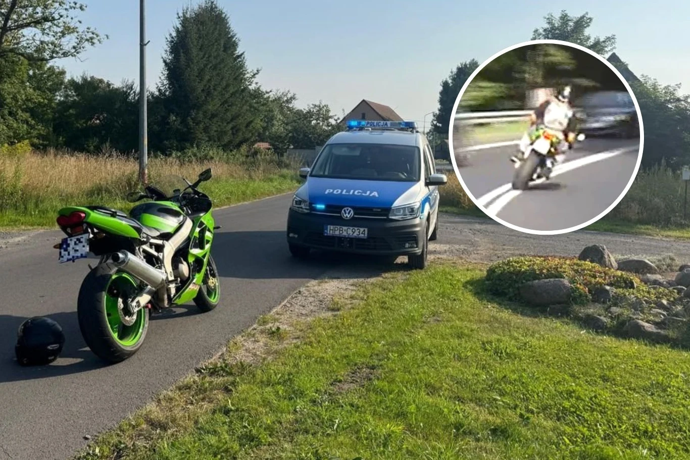 Motocyklista zignorował polecenia policjantów. Policyjny radiowóz stoi przy zielonym motocyklu na poboczu wiejskiej drogi, na asfalcie leży czarny kask, w okrągłym przybliżeniu widoczny motocyklista jadący z dużą prędkością.