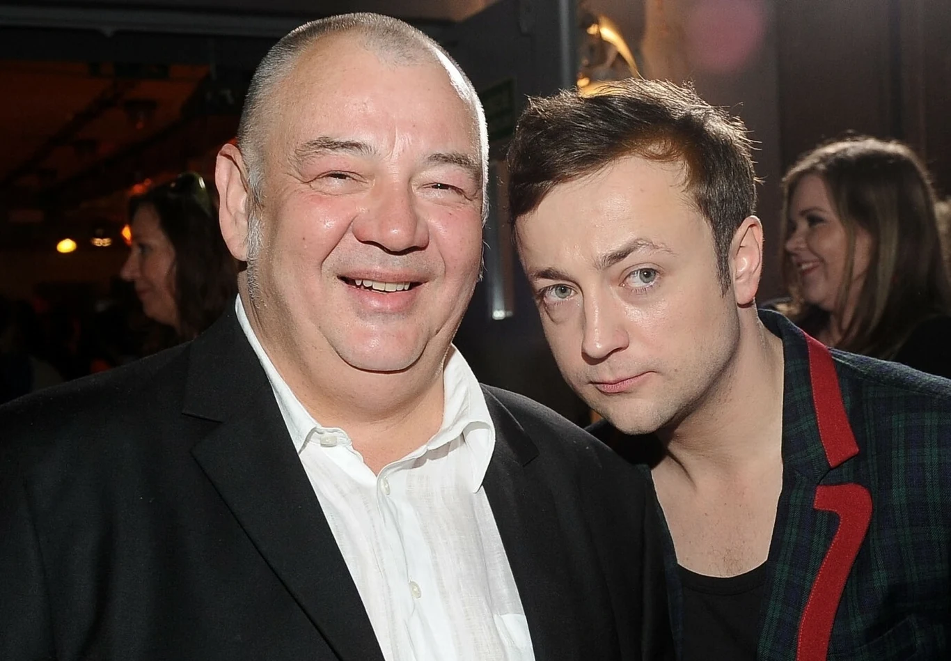 Czesław Mozil wspomina zmarłego Stanisława Soykę Dwóch mężczyzn stoi razem i patrzy w kierunku aparatu, jeden z nich uśmiecha się szeroko, a drugi ma poważniejszy wyraz twarzy, w tle widoczne są zamazane postacie i wnętrze z ciepłym oświetleniem.