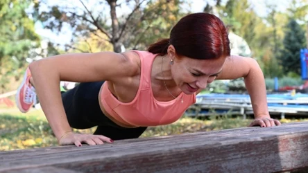 Trening z własnym ciężarem doskonale zastępuje ćwiczenia na siłowni
