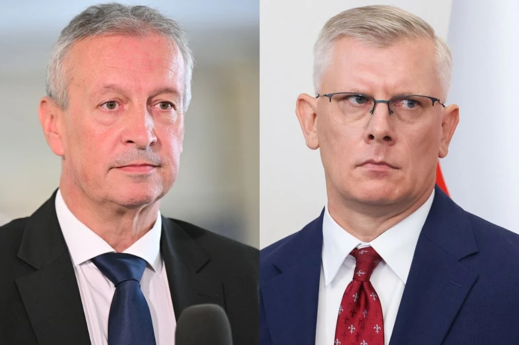 Jacek Dobrzyński (L) pokłócił się ze Sławomirem Cenckiewiczem (P) Dwaj mężczyźni w garniturach ustawieni obok siebie na jasnym tle, jeden z nich ma siwe włosy i nosi granatowy krawat, drugi blond włosy, okulary i czerwony krawat w białe wzory.