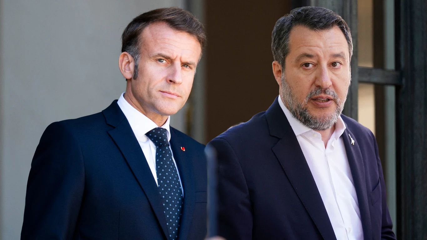 Włoska opozycja reaguje na wypowiedź Salviniego o Macronie Dwóch mężczyzn w garniturach stoi obok siebie, patrząc w stronę obiektywu. Jeden z nich ma krótko przycięte włosy i nosi granatowy garnitur oraz krawat w kropki, drugi ma brodę, ciemne włosy i ubrany jest w ciemny garnitur z białą koszulą, nie nosi kra...