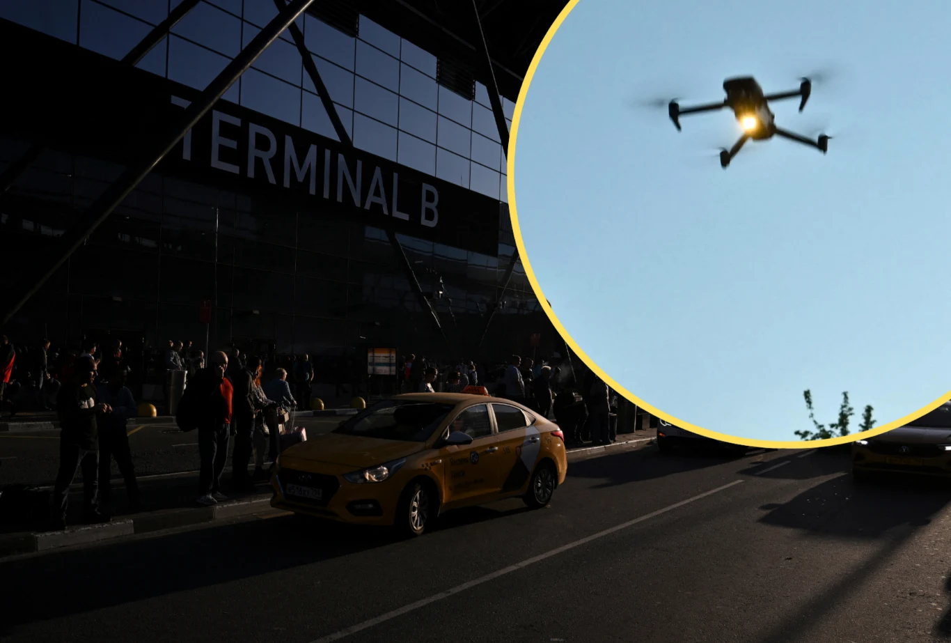 Sobotni nalot ukraińskich dronów na Rosję spowodował wielkie utrudnienia w ruchu lotniczym Tłum ludzi zgromadzony przed Terminalem B na tle ciemnej fasady budynku; żółta taksówka zaparkowana przy krawężniku, w prawym górnym rogu wyraźny kadr drona unoszącego się na tle nieba.