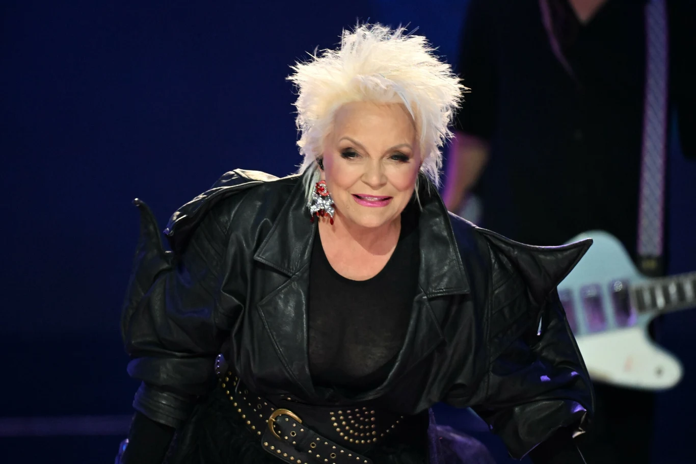 Małgorzata Ostrowska musiała przerwać swój koncert Kobieta z krótkimi, białymi, nastroszonymi włosami w czarnej skórzanej kurtce z ozdobnym paskiem oraz charakterystycznymi kolczykami, na scenie przy gitarzyście w tle.