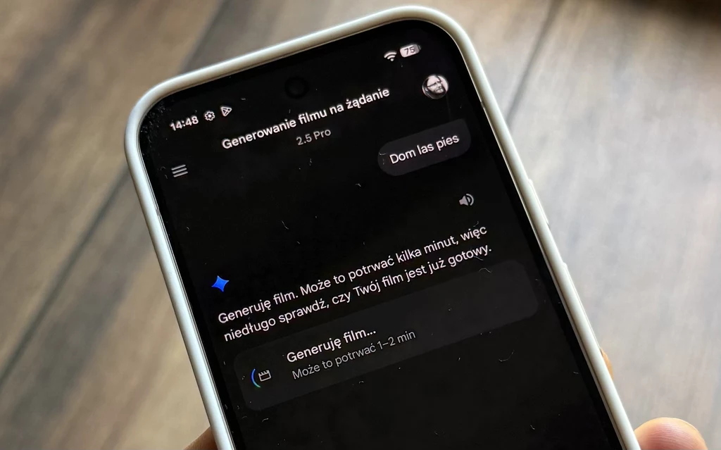 Google Pixel 10 Pro daje dostęp do wielu funkcji AI z Gemini. Ekran telefonu z uruchomioną aplikacją lub funkcją generującą film na żądanie, z widocznym tekstem komunikatów informujących o procesie generowania filmu oraz propozycji tematów.
