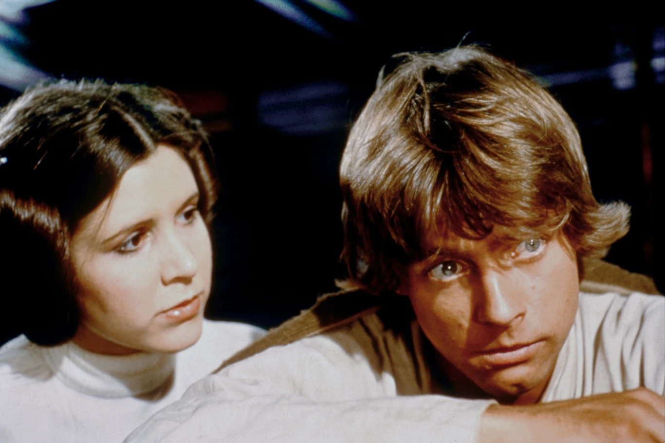 Carrie Fisher i Mark Hamill w filmie "Gwiezdne wojny: Nowa nadzieja" Carrie Fisher i Mark Hamill w filmie "Gwiezdne wojny: Nowa nadzieja"
