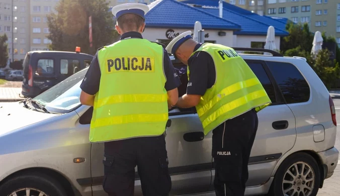 Znak D-42 to prawdziwa pułapka na kierowców. Masowo tracą prawa jazdy