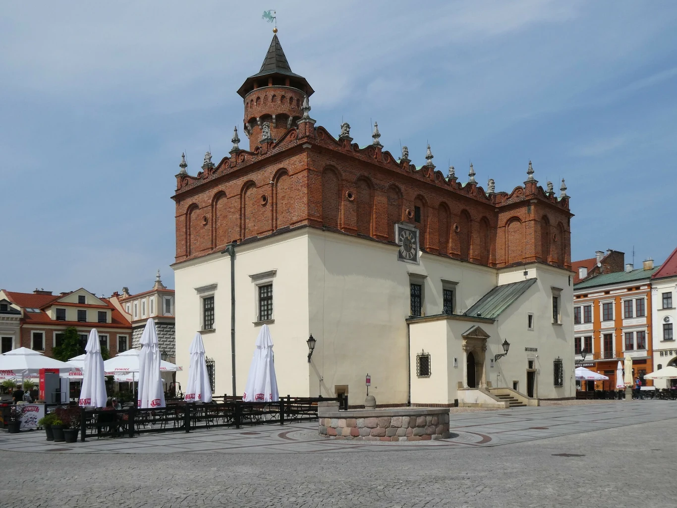 Tarnów jest określany polskim biegunem ciepła Renesansowy ratusz z czerwonej cegły z charakterystyczną wieżą, otoczony stylowymi kamienicami oraz ogródkami kawiarnianymi z białymi parasolami, położony na przestronnym rynku wyłożonym brukiem.