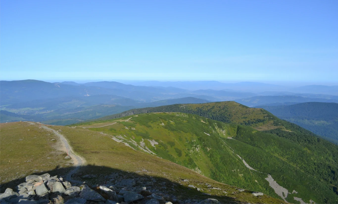 Babia Góra jest nazywana "królową Beskidów". To najwyższy szczyt Beskidu Żywieckiego Beskid Żywiecki przyciąga miłośników górskich wędrówek.