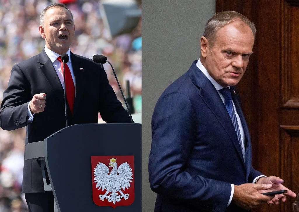 Dwóch znanych polityków przedstawionych na osobnych kadrach, jeden przemawia przy mównicy z godłem Polski w oficjalnej sytuacji, drugi w garniturze kieruje się w stronę drzwi z telefonem w dłoni, spoglądając na bok.