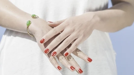 Dlaczego czerwony manicure nigdy nie wychodzi z mody? Odkryj wyjątkowe stylizacje