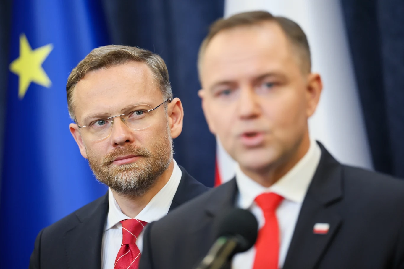 Prezydent Nawrocki wyłączył Ukraińcom internet? Szef kancelarii prezydenta Zbigniew Bogucki (na zdj. w głębi) zaprzecza Prezydent Nawrocki wyłączył Ukraińcom internet? Szef kancelarii prezydenta Zbigniew Bogucki (na zdj. w głębi) zaprzecza