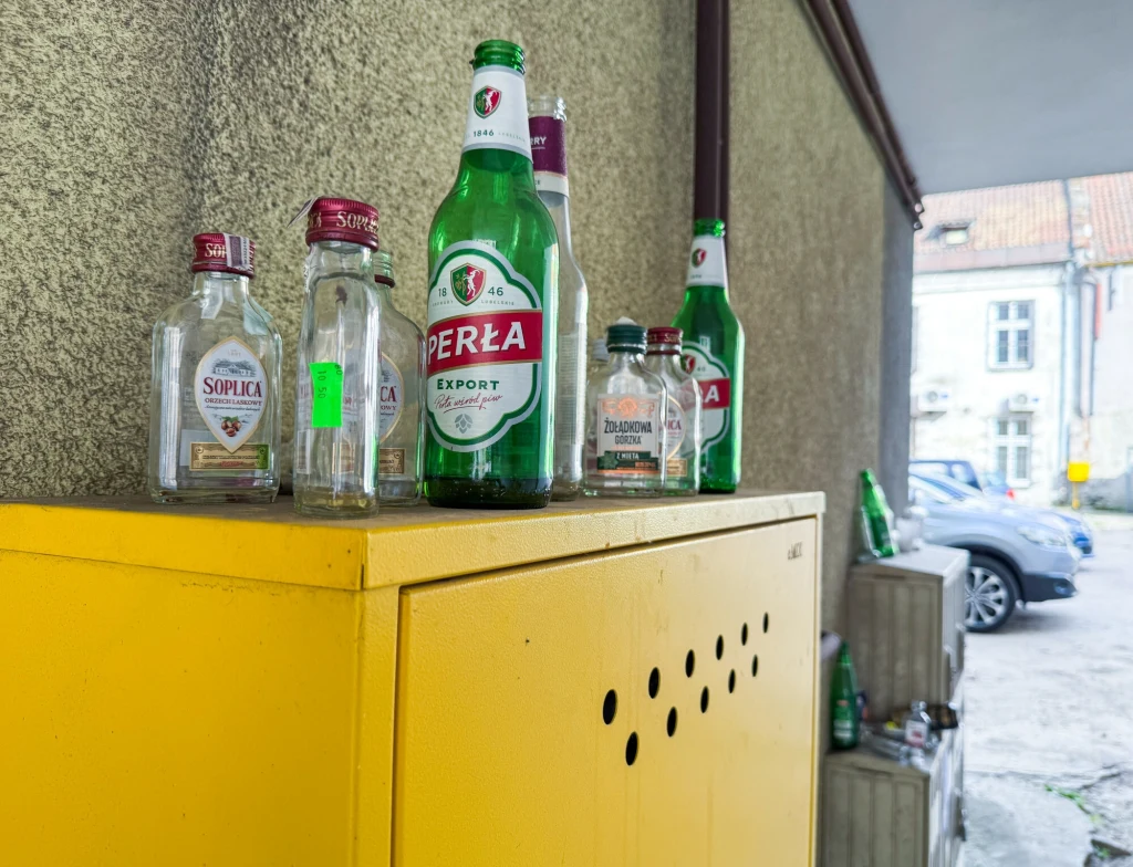 Jednorazowe butelki szklane zaśmiecają polski krajobraz. Czy system kaucyjny obejmie małpki? Jednorazowe butelki szklane zaśmiecają polski krajobraz. Czy system kaucyjny obejmie małpki?