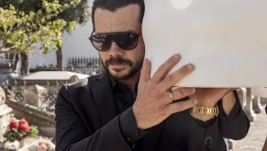 Alvaro Morte w serialu "Dwa groby"