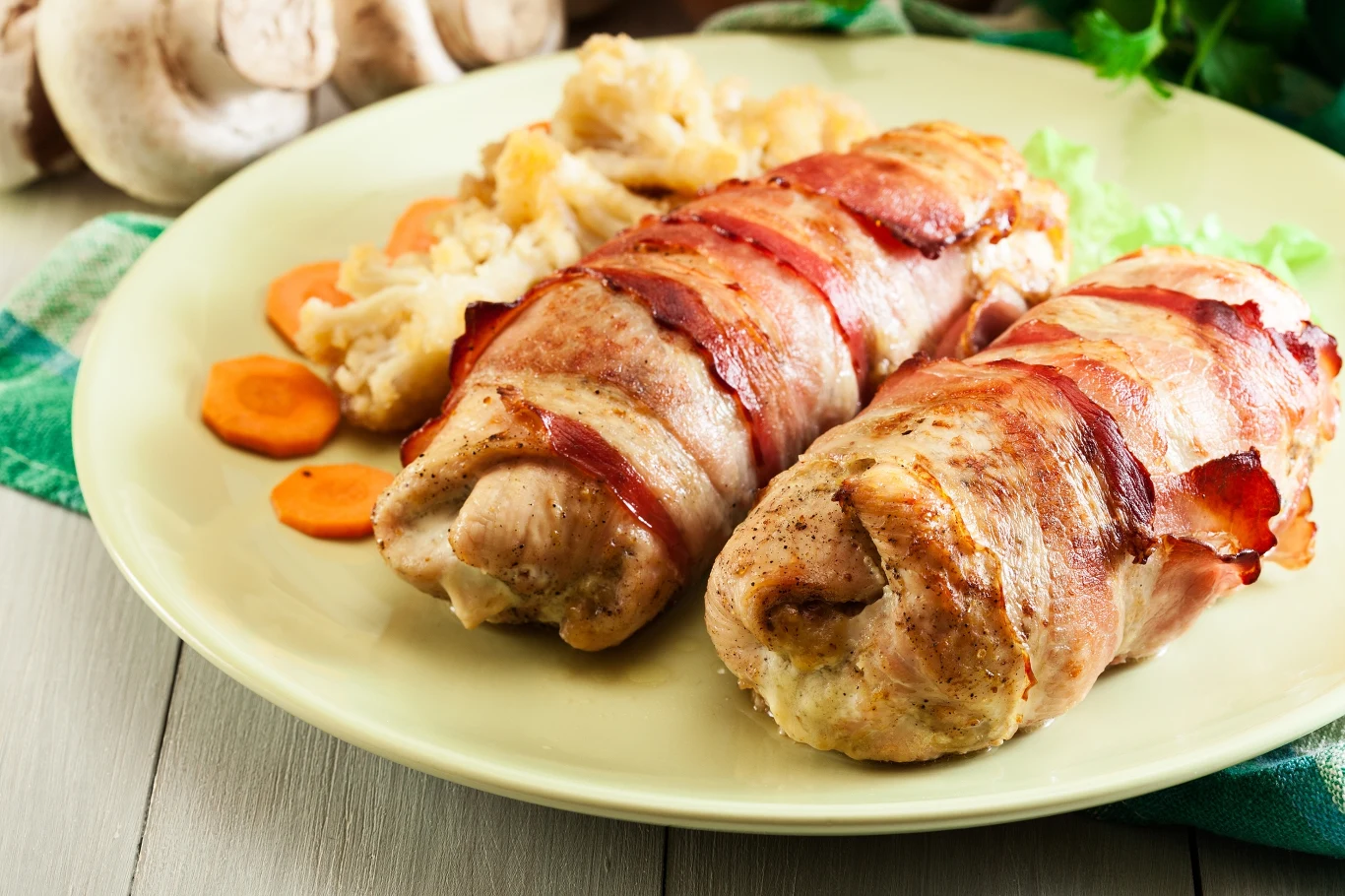 Roladki ze schabu to pyszne i sycące danie. Roladki ze schabu to pyszne i sycące danie.