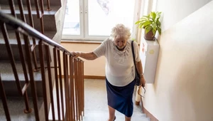 Po cichu odbiera seniorom sprawność. Te objawy pojawiają się najwcześniej