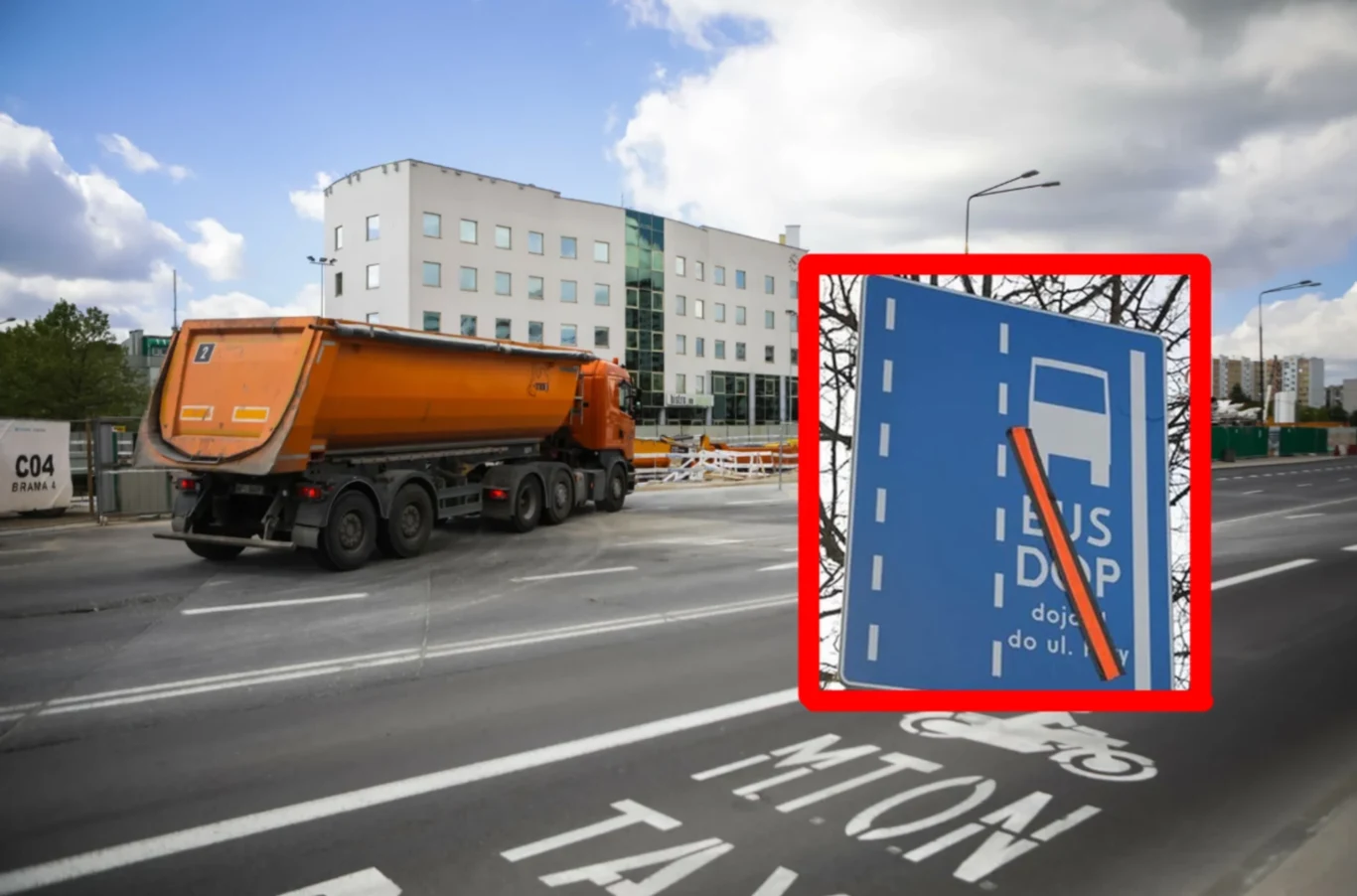 Czy każdy kierowca samochodu elektrycznego, motocykla albo taksówki może wjechać na buspas? Duża pomarańczowa ciężarówka jedzie po asfaltowej ulicy w mieście, obok której stoi charakterystyczny biały budynek. Na jezdni widoczne są oznaczenia pasów, w tym specjalnie wyznaczony pas dla autobusów i rowerów. W prawym dolnym rogu zdjęcia umieszczo...