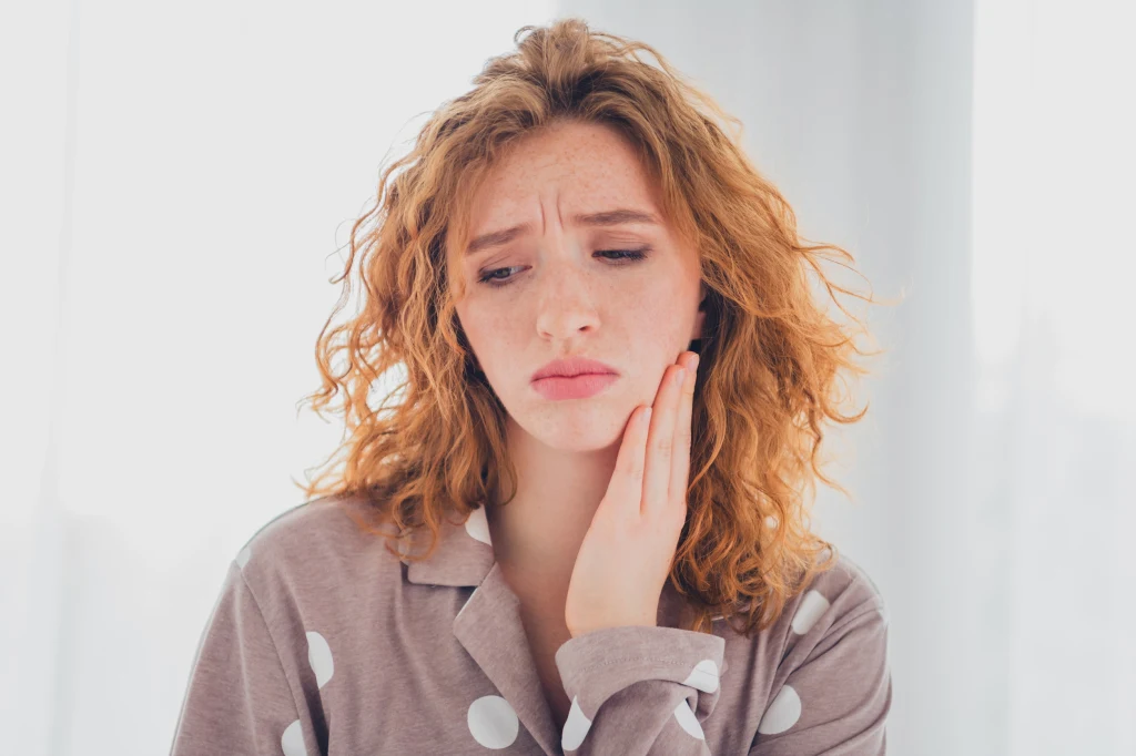 Przyczyną nerwica, pasożyty, a nawet demencja. Bruksizm zwykle nasila się w nocy