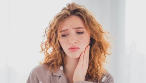 Przyczyną nerwica, pasożyty, a nawet demencja. Bruksizm zwykle nasila się w nocy