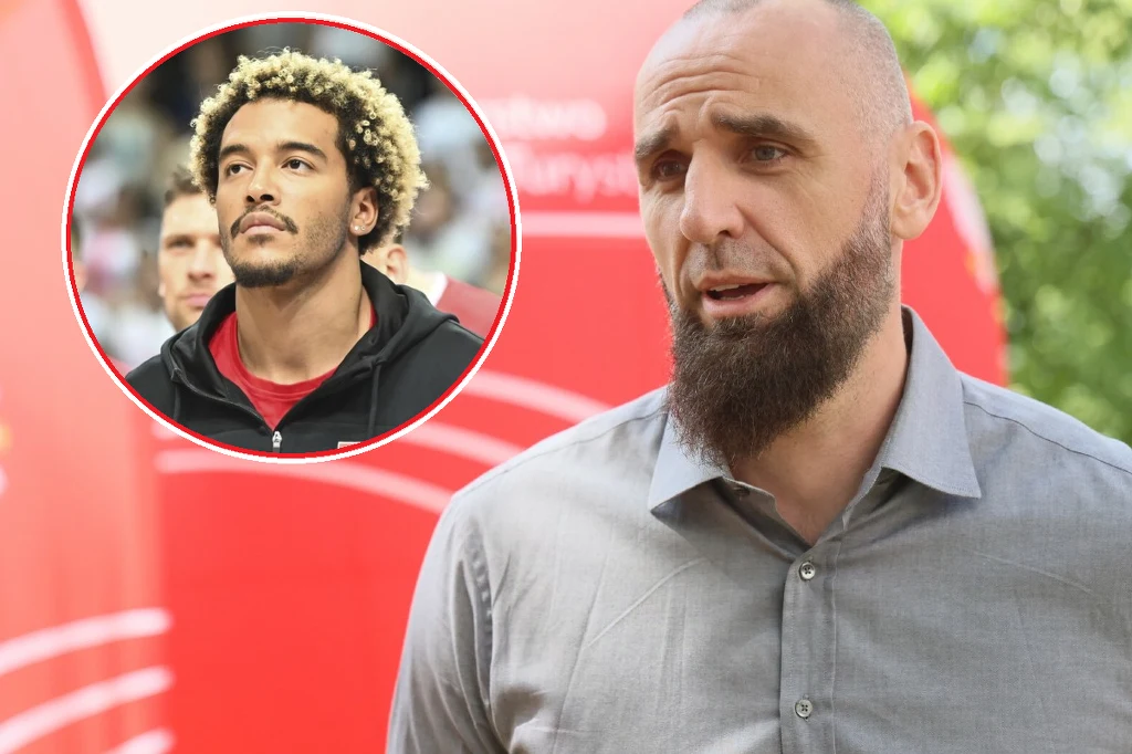 Marcin Gortat, Jeremy Sochan Łysy mężczyzna z brodą stoi na tle czerwonych elementów, w rogu umieszczony jest okrągły portret młodego mężczyzny z jasnymi, kręconymi włosami.