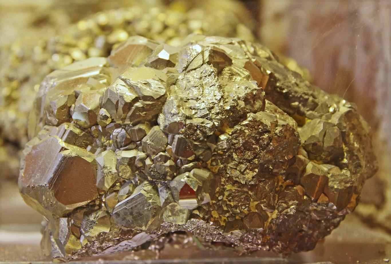 Piryt przypomina złoto, ale znacznie tańczy, a do tego wielu wierzy, że może przyciągać dobrobyt Piryt przypomina złoto, ale znacznie tańczy, a do tego wielu wierzy, że może przyciągać dobrobyt