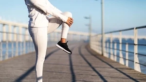 Schudnij szybciej podczas spaceru. Ten prosty trik aktywuje całe ciało