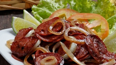 Kiełbasa smażona z cebulką.