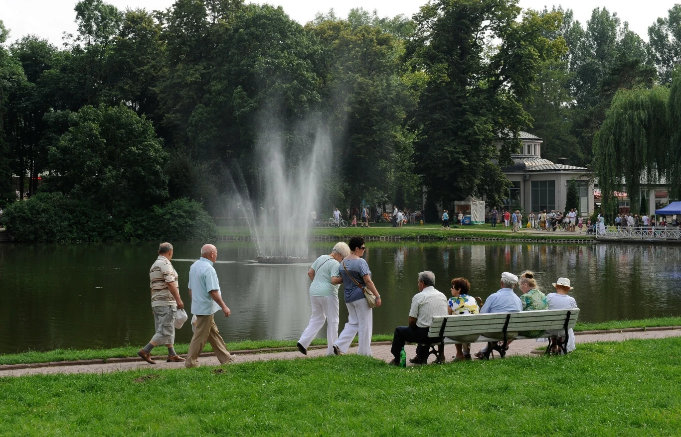 Kuracjusze w Parku Zdrojowym w Nałeczowie Kuracjusze uwielbiają Nałęczowski Park Zdrojowy. W samym uzdrowisku jest wiele różnorodnych atrakcji.