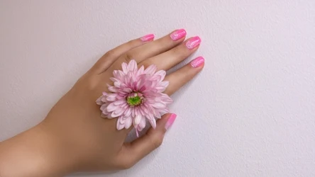 Paznokcie ombre różowe to hit. Odkryj nietuzinkowe stylizacje i inspiracje