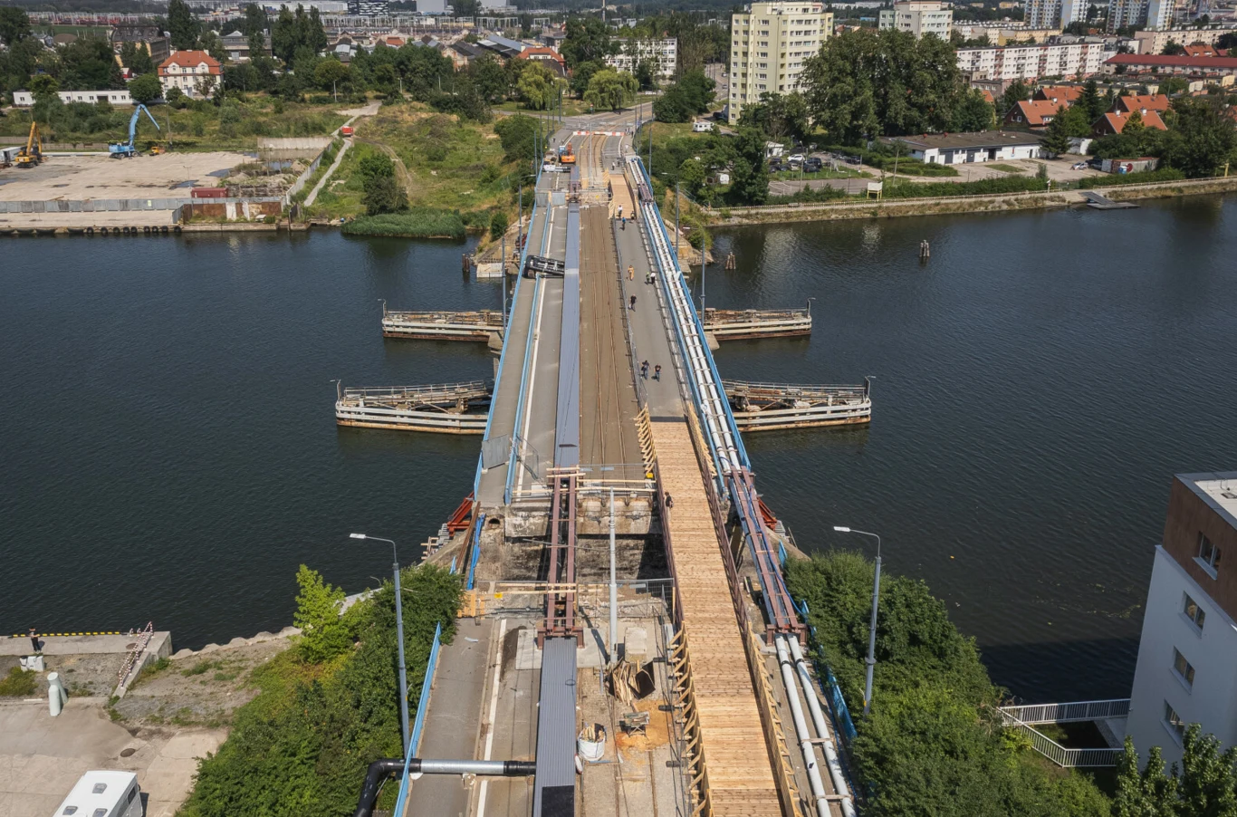 Umowę z wykonawcą – firmą Most Sp. z o.o. – podpisano w Urzędzie Miasta Gdańska. Jak poinformowała Dyrekcja Rozbudowy Miasta Gdańska, remont obejmie pełny zakres działań konstrukcyjnych i odtworzeniowych. Rozbudowany most nad szeroką rzeką, na którym prowadzone są intensywne prace remontowe i konstrukcyjne, otoczony budynkami mieszkalnymi oraz terenami zielonymi po obu stronach brzegu.