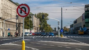 Czy na zakazie zawracania można skręcać w lewo?