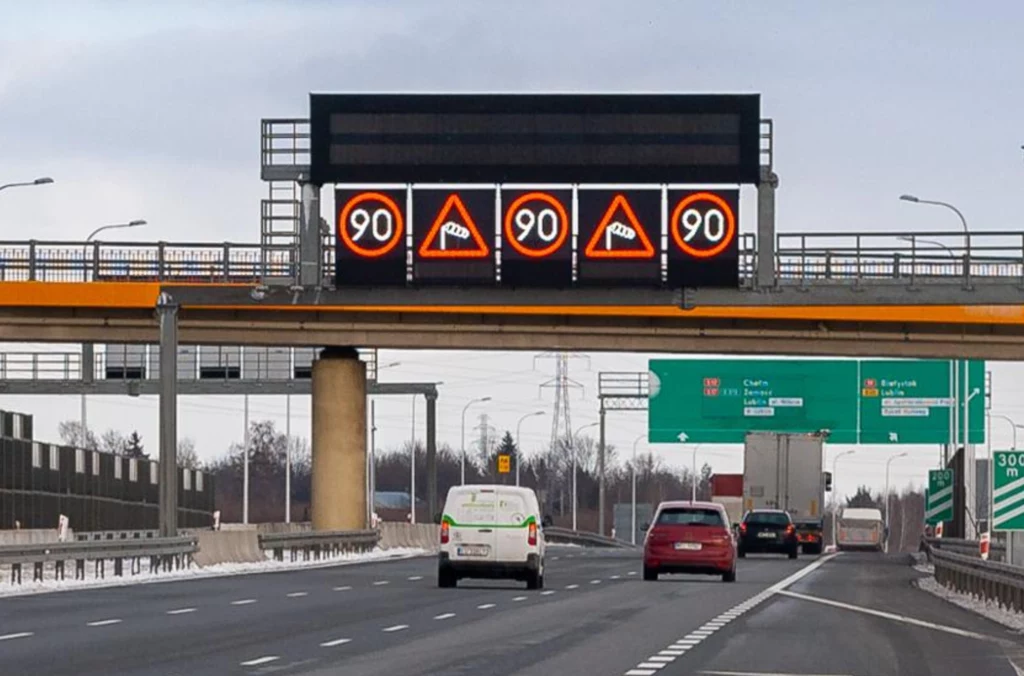 W przypadku tzw. VMS, rysunki znaków i komunikaty wyświetlane są za pomocą diod LED. Znaki tego typu można zobaczyć zarówno na bramownicach nad drogą, jak i na urządzeniach mobilnych VMS. W przypadku tzw. VMS, rysunki znaków i komunikaty wyświetlane są za pomocą diod LED. Znaki tego typu można zobaczyć zarówno na bramownicach nad drogą, jak i na urządzeniach mobilnych VMS.